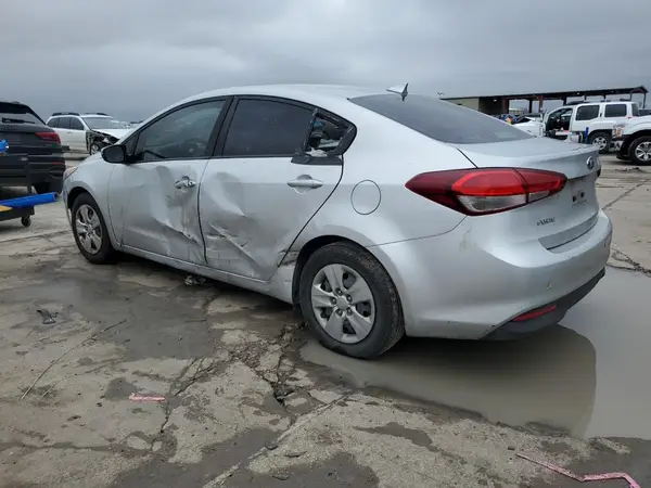 3KPFK4A76JE284301 2018 KIA FORTE - Image 2