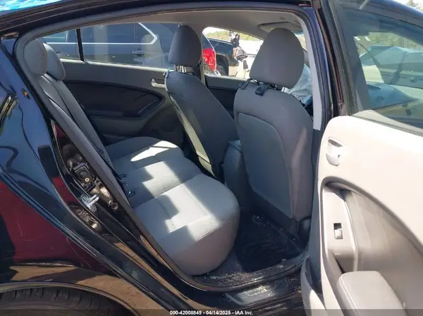 3KPFK4A76JE284654 2018 KIA FORTE - Image 8