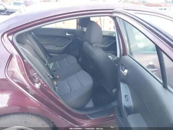 3KPFK4A77HE018585 2017 KIA FORTE - Image 8