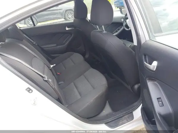 3KPFK4A77HE027075 2017 KIA FORTE - Image 8