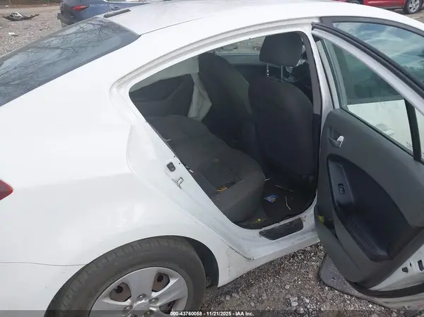 3KPFK4A77HE038917 2017 KIA FORTE - Image 8