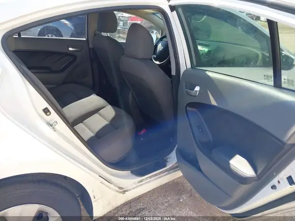 3KPFK4A77HE041218 2017 KIA FORTE - Image 8