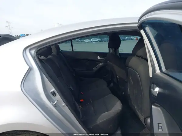 3KPFK4A77HE041560 2017 KIA FORTE - Image 8