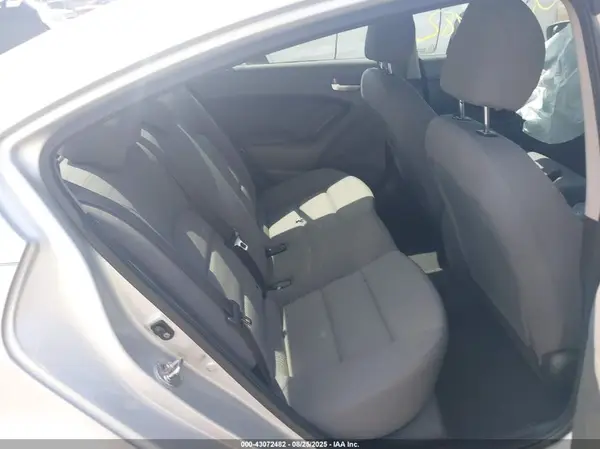 3KPFK4A77HE047925 2017 KIA FORTE - Image 8