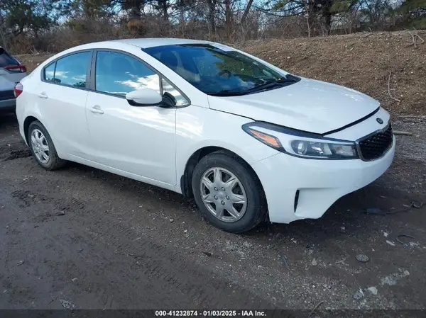 3KPFK4A77HE057175 2017 KIA FORTE - Image 1