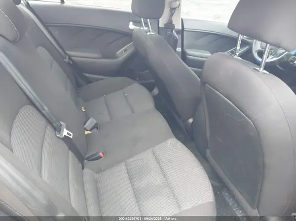 3KPFK4A77HE069195 2017 KIA FORTE - Image 8