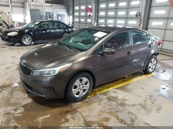 3KPFK4A77HE076082 2017 KIA FORTE - Image 2