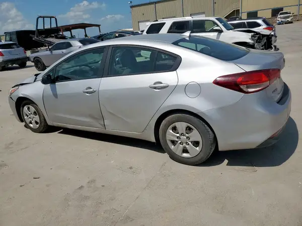 3KPFK4A77HE077166 2017 KIA FORTE - Image 2
