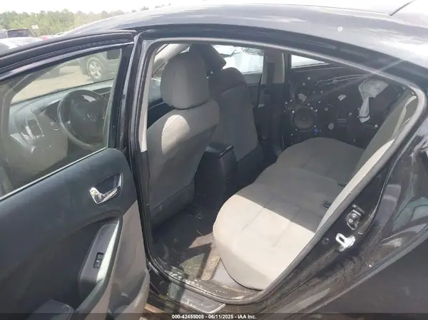 3KPFK4A77HE079046 2017 KIA FORTE - Image 8