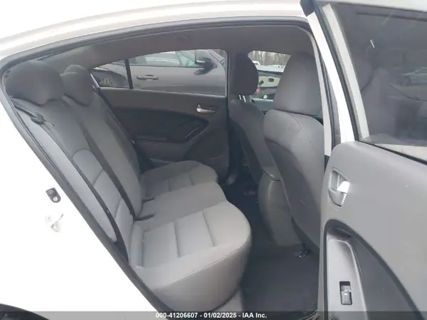 3KPFK4A77HE090466 2017 KIA FORTE - Image 8
