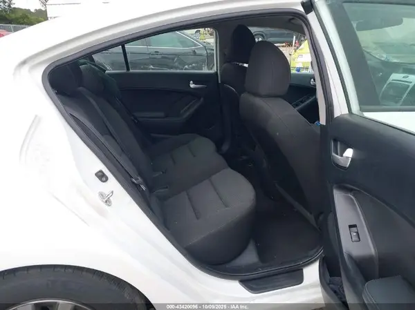 3KPFK4A77HE094002 2017 KIA FORTE - Image 8