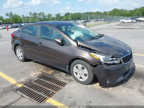 3KPFK4A77HE094677 2017 KIA FORTE - Image 1
