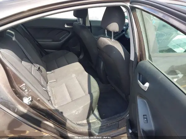 3KPFK4A77HE094677 2017 KIA FORTE - Image 8