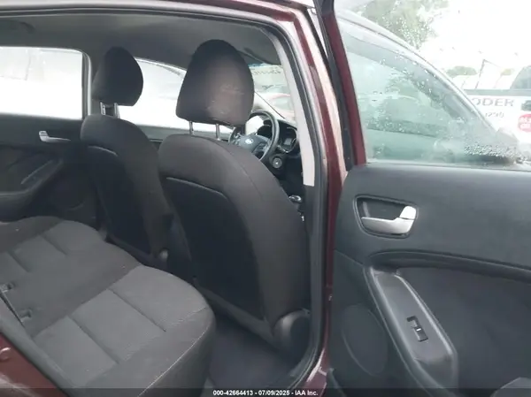 3KPFK4A77HE096154 2017 KIA FORTE - Image 8