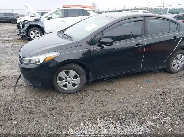 3KPFK4A77HE109467 2017 KIA FORTE - Image 2