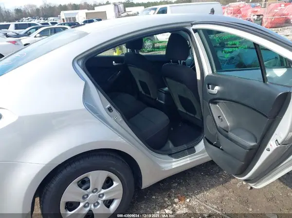 3KPFK4A77HE115933 2017 KIA FORTE - Image 8