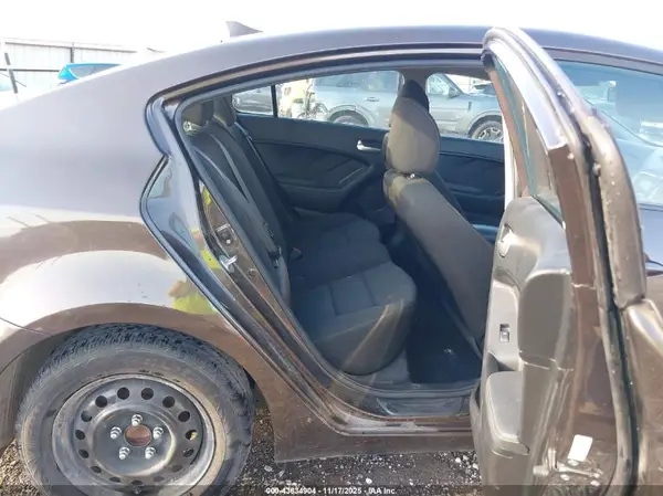 3KPFK4A77HE122753 2017 KIA FORTE - Image 8