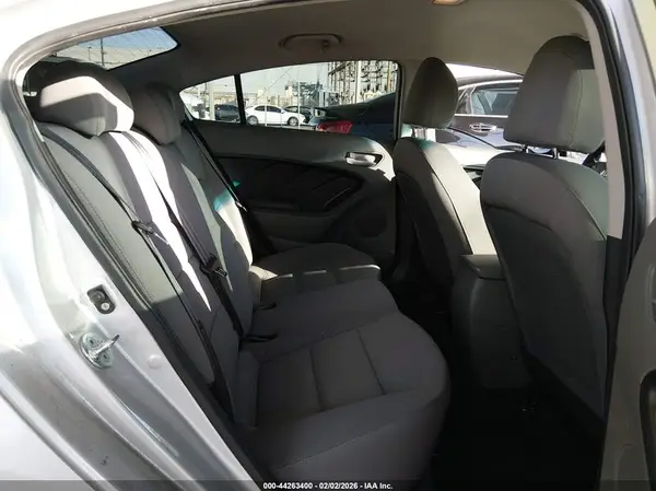 3KPFK4A77HE139553 2017 KIA FORTE - Image 8