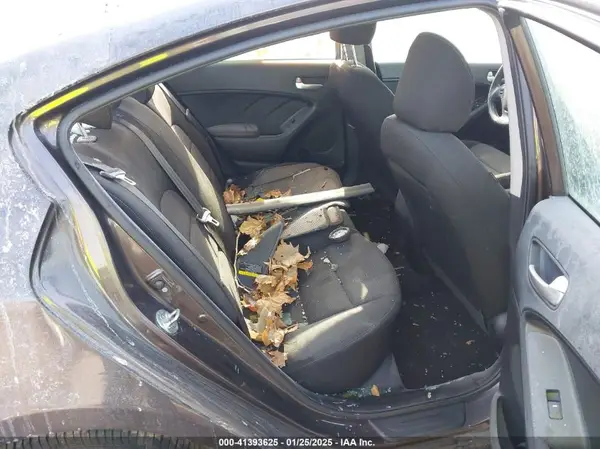 3KPFK4A77HE153209 2017 KIA FORTE - Image 8
