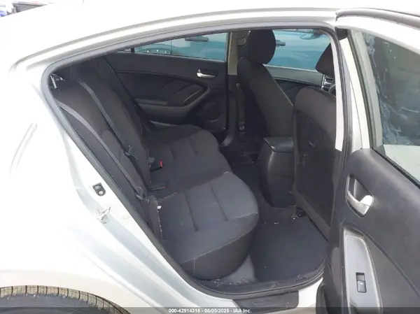 3KPFK4A77HE160600 2017 KIA FORTE - Image 8