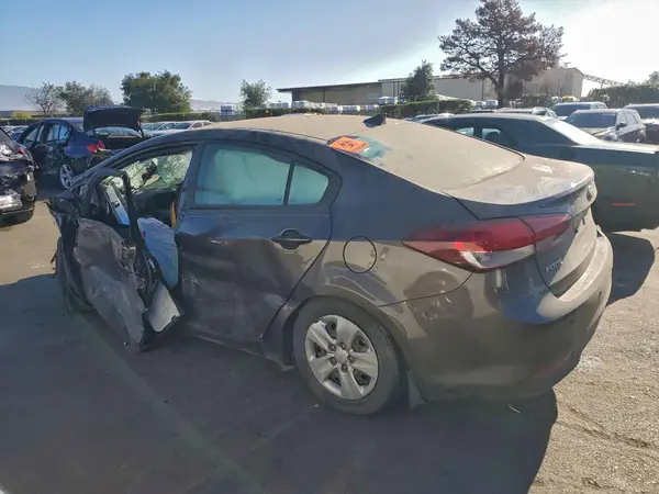 3KPFK4A77JE164927 2018 KIA FORTE - Image 2