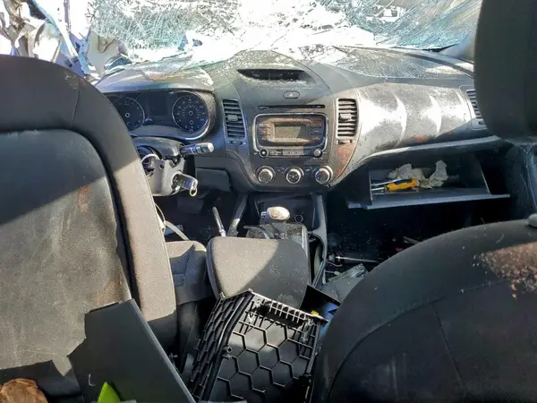 3KPFK4A77JE164927 2018 KIA FORTE - Image 8