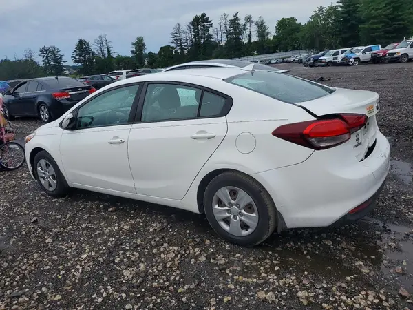 3KPFK4A77JE165205 2018 KIA FORTE - Image 2