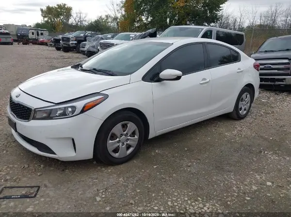 3KPFK4A77JE168119 2018 KIA FORTE - Image 2