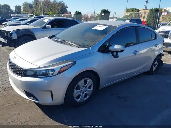 3KPFK4A77JE175300 2018 KIA FORTE - Image 2