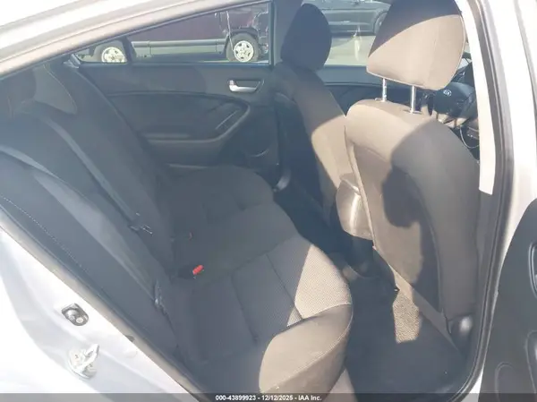 3KPFK4A77JE175300 2018 KIA FORTE - Image 8