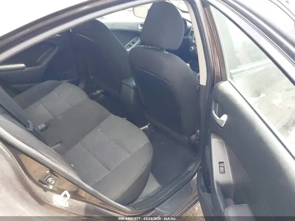 3KPFK4A77JE180996 2018 KIA FORTE - Image 8