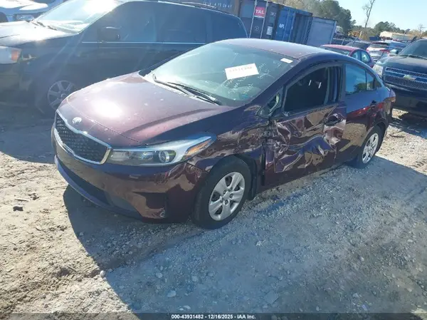 3KPFK4A77JE182683 2018 KIA FORTE - Image 2