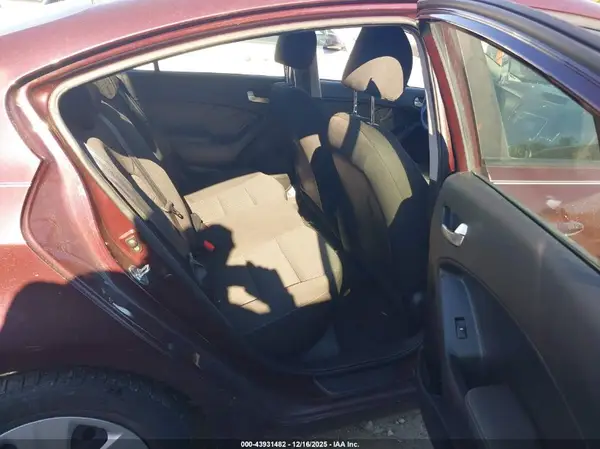 3KPFK4A77JE182683 2018 KIA FORTE - Image 8