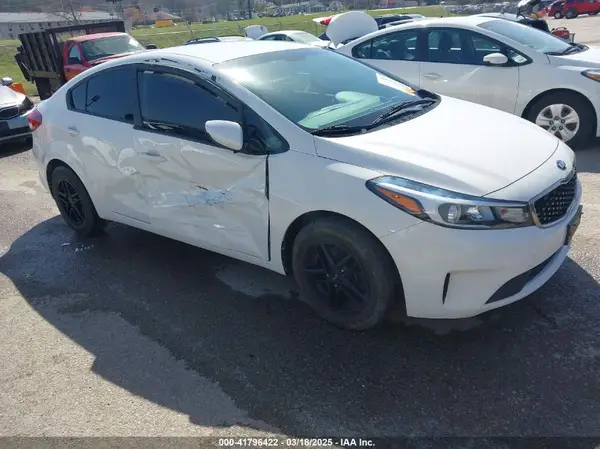 3KPFK4A77JE184028 2018 KIA FORTE - Image 1