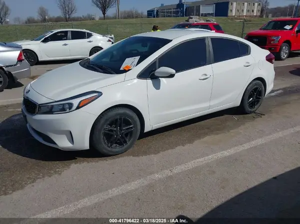 3KPFK4A77JE184028 2018 KIA FORTE - Image 2