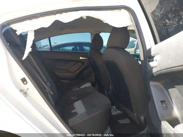 3KPFK4A77JE184028 2018 KIA FORTE - Image 8