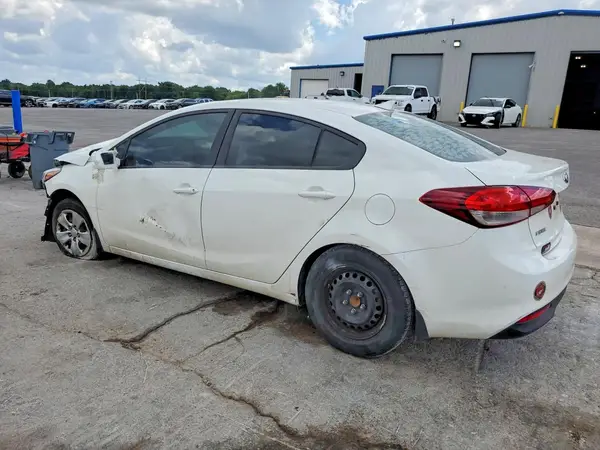 3KPFK4A77JE192131 2018 KIA FORTE - Image 2