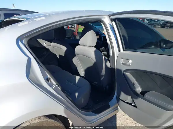 3KPFK4A77JE193795 2018 KIA FORTE - Image 8