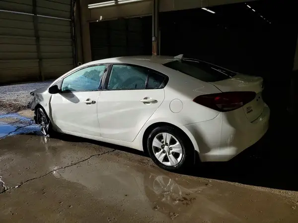 3KPFK4A77JE195126 2018 KIA FORTE - Image 2