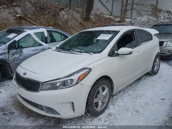 3KPFK4A77JE195241 2018 KIA FORTE - Image 2