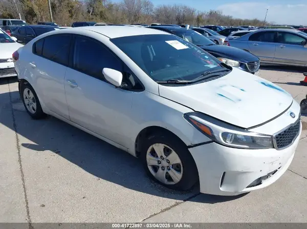 3KPFK4A77JE195269 2018 KIA FORTE - Image 1