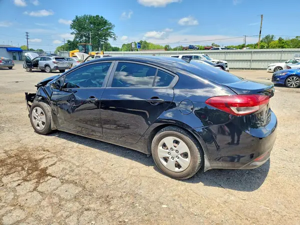 3KPFK4A77JE197135 2018 KIA FORTE - Image 2