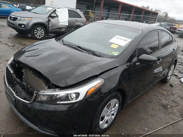 3KPFK4A77JE199435 2018 KIA FORTE - Image 2