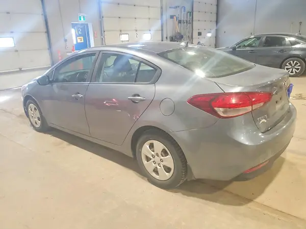 3KPFK4A77JE207081 2018 KIA FORTE - Image 2