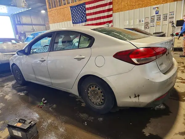 3KPFK4A77JE209641 2018 KIA FORTE - Image 2
