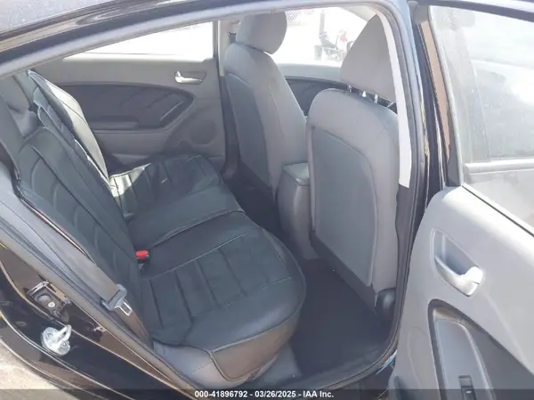 3KPFK4A77JE209753 2018 KIA FORTE - Image 8