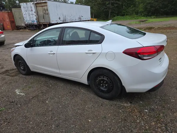 3KPFK4A77JE214015 2018 KIA FORTE - Image 2