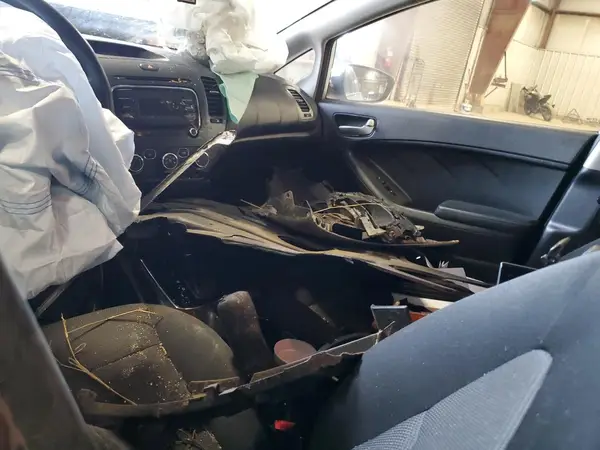 3KPFK4A77JE214161 2018 KIA FORTE - Image 8