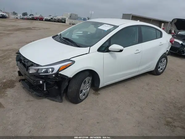 3KPFK4A77JE218405 2018 KIA FORTE - Image 2