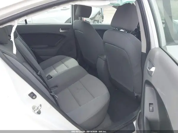 3KPFK4A77JE218405 2018 KIA FORTE - Image 8